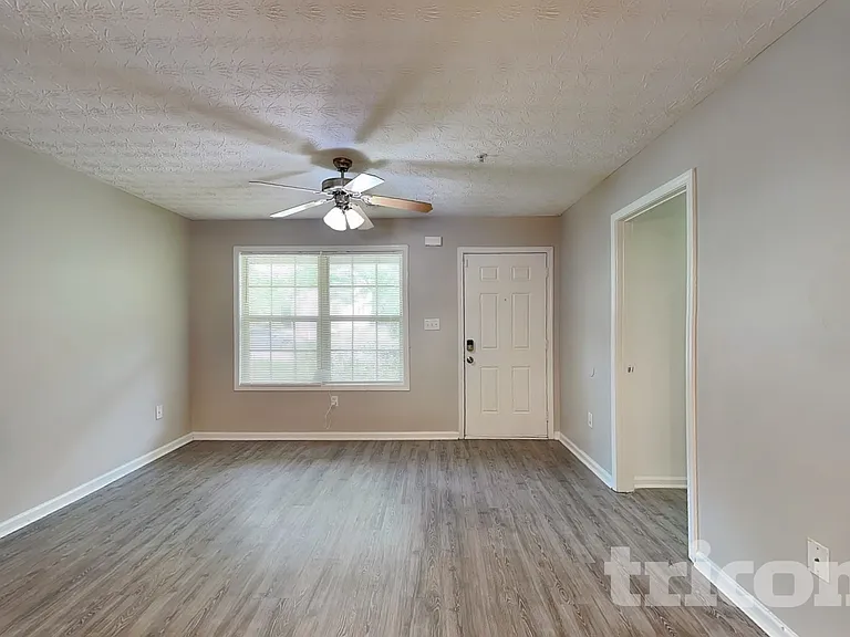 1047 Wedgewood Ct — Photo 3