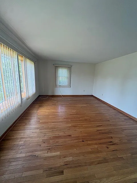 3 bed, 1.5 bath, 2576 sqft, $1,600 — Photo 3