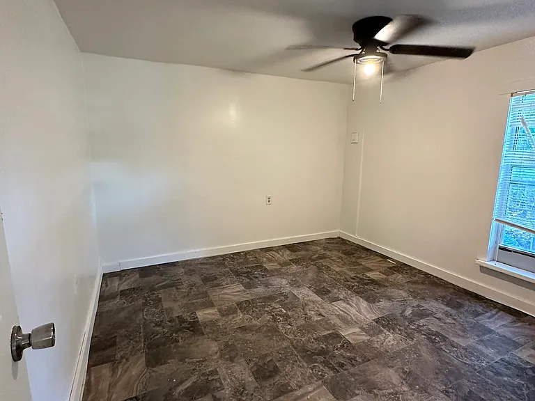 122 Collins Ct — Photo 4