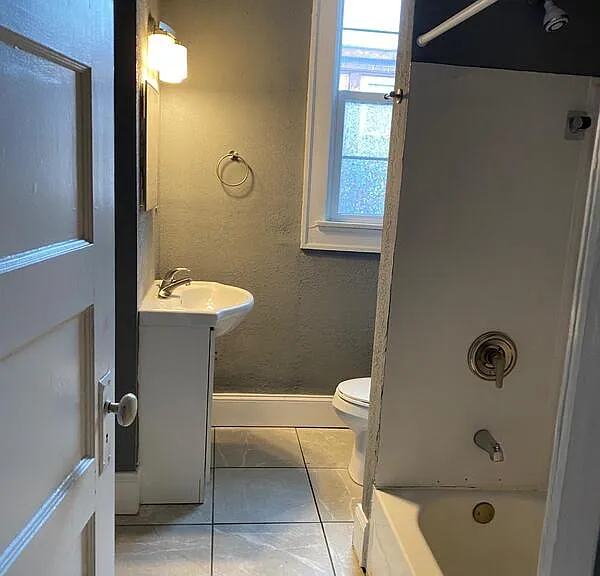 471 N State Ave #4 — Photo 3
