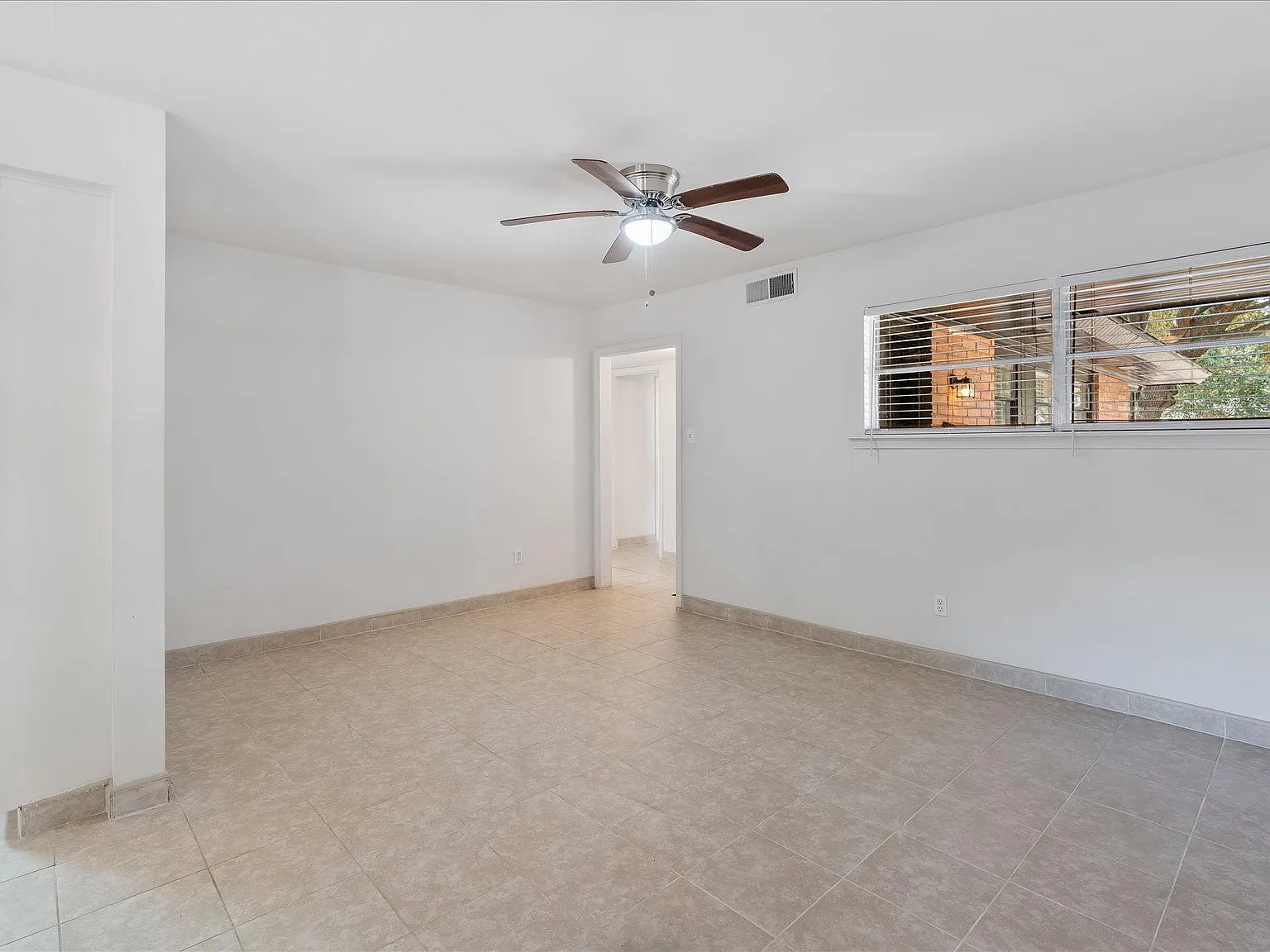 3 bed, 2.0 bath, 1405 sqft, $2,350 — Photo 4