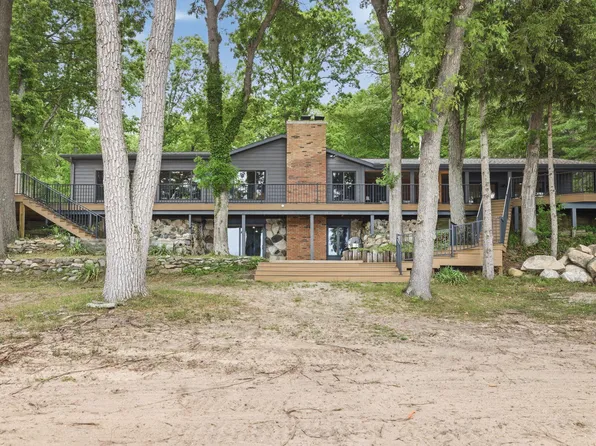 27661 Pine Lake St, Edwardsburg, MI 49112