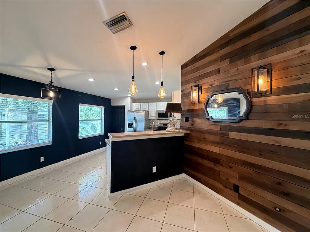 3 bed, 2.0 bath, 1748 sqft, $2,295 — Photo 2