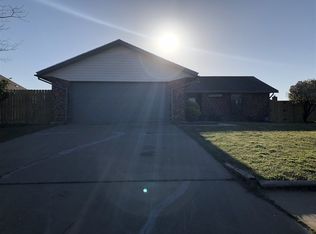 2516 NW Robinhood Dr, Lawton, OK 73505