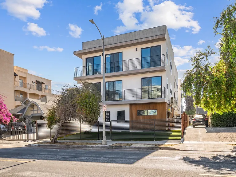 926 S Harvard Blvd — Photo 1