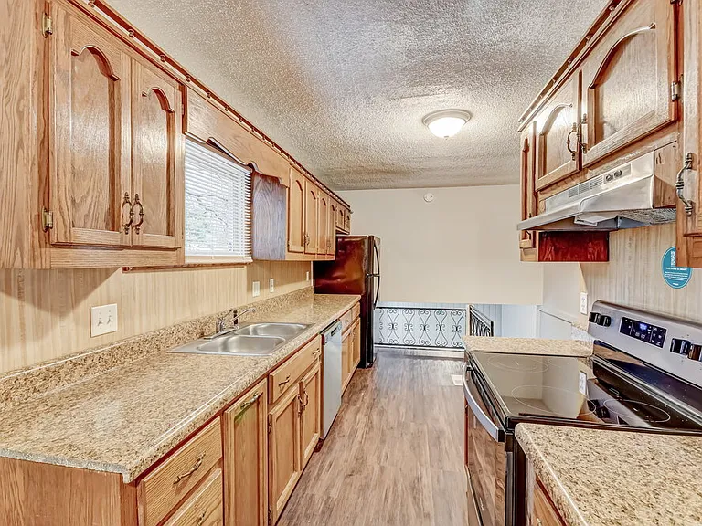 909 Winchester Dr — Photo 10