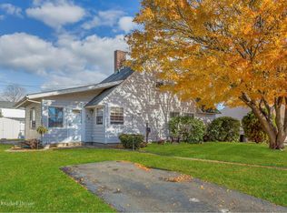 35 Stevedore Ln, Levittown, NY 11756