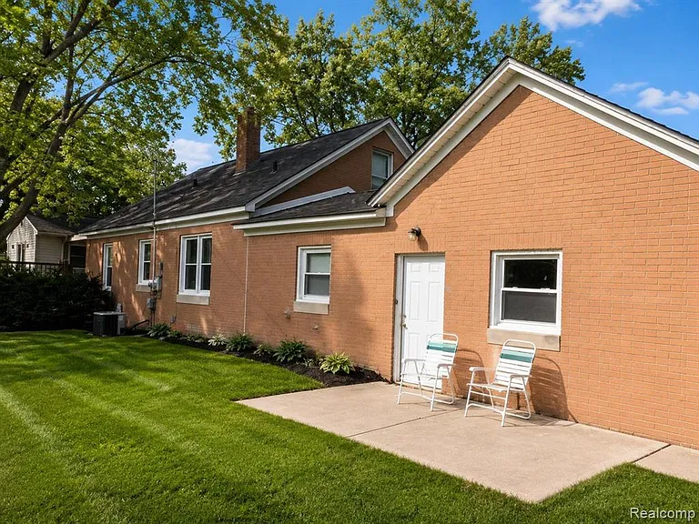 2111 W Forteen Mile Rd — Photo 20