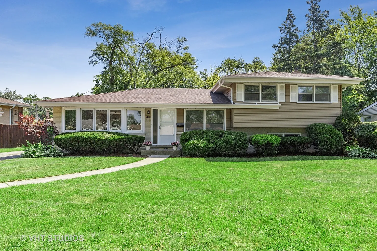 319 Crescent Dr photo 1