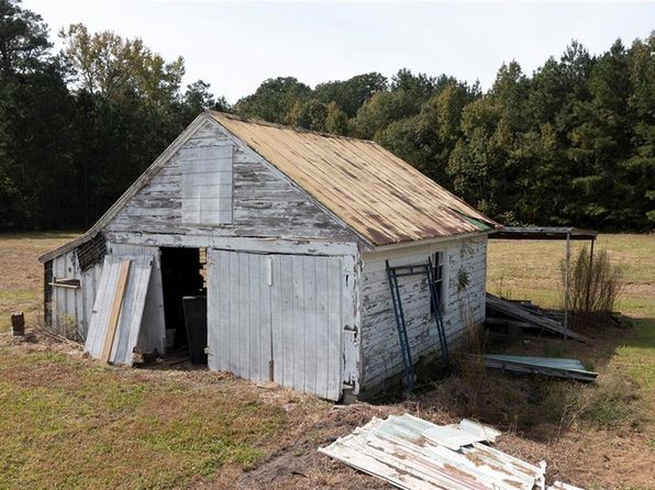 23 Landing Ln, Mathews, VA 23109