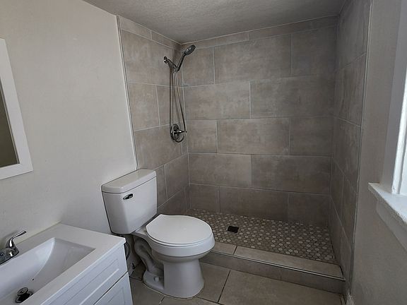 3rd image of 1418 Kentucky St