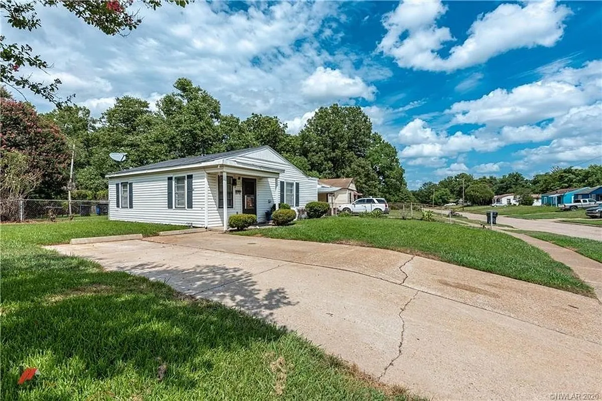 Building Photo - 3530 Pleasant Dr