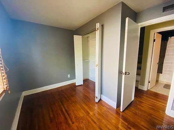 3rd image of 183 Gardenvale Dr