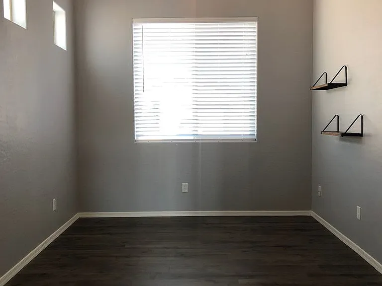4668 N Salem Pl — Photo 8