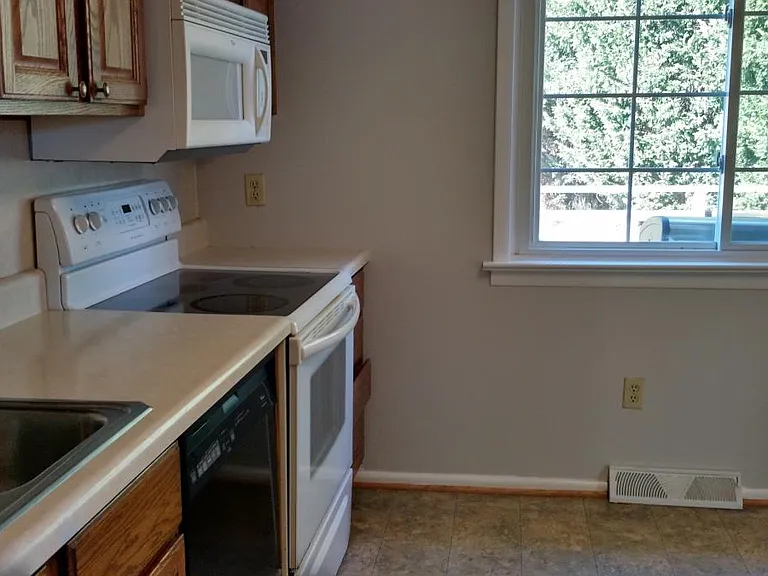 3938 Saint James Cir — Photo 4