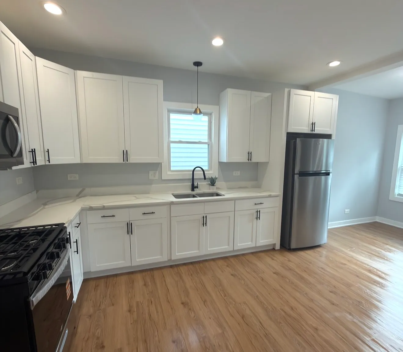 3 bed, 1800 sqft, $2,395 — Photo 2