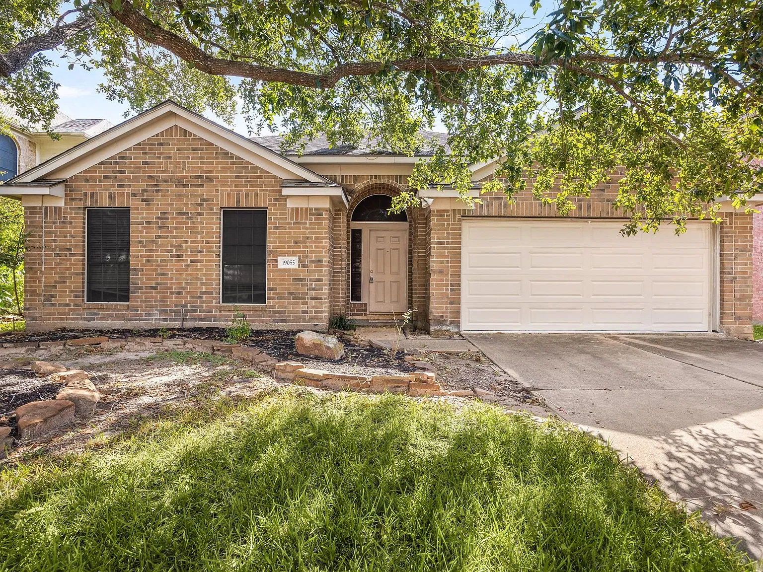 4 bed, 2.0 bath, 2219 sqft, $1,950 — Photo 4