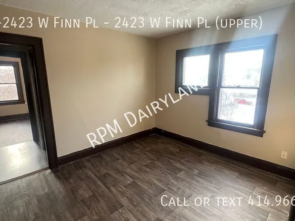 2421-2423 W Finn Pl, Milwaukee, WI 53206