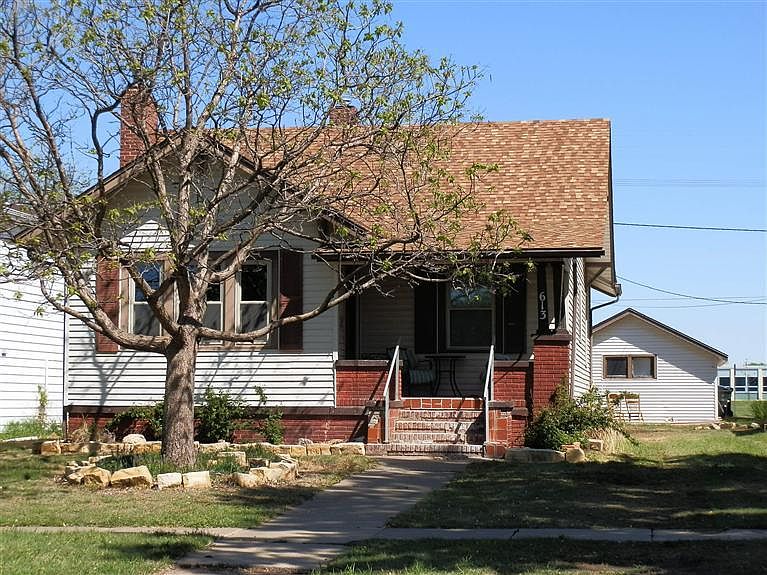 1st image of 613 E 7th St NE