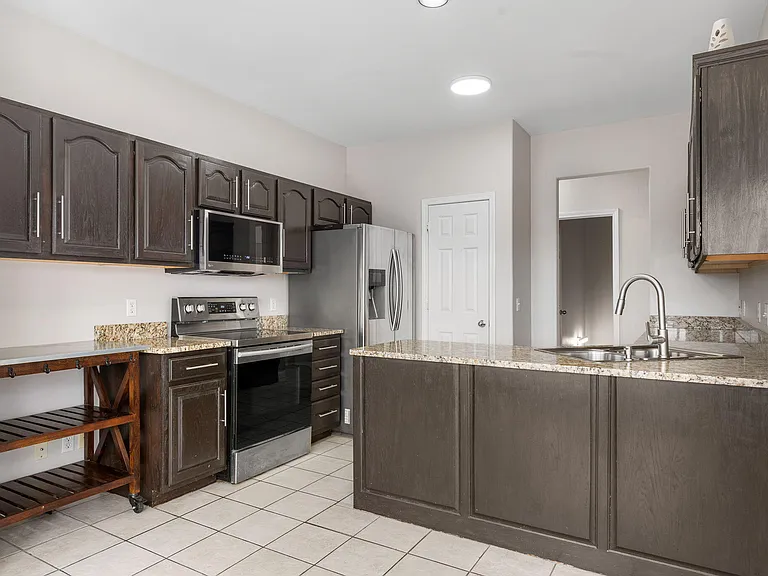 852 Silvercliff Way — Photo 35