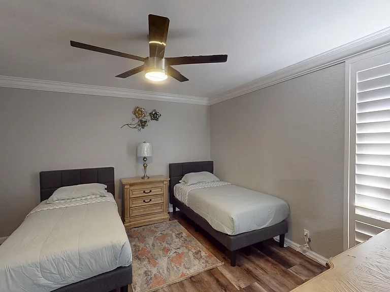 E Avenue J — Photo 20