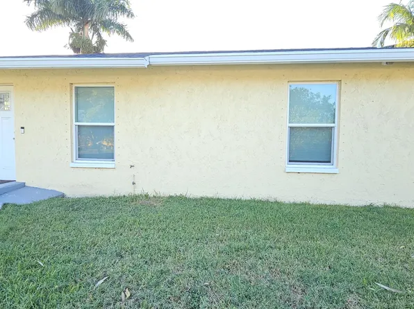 323 SEMINOLE Court, Pahokee, FL 33476