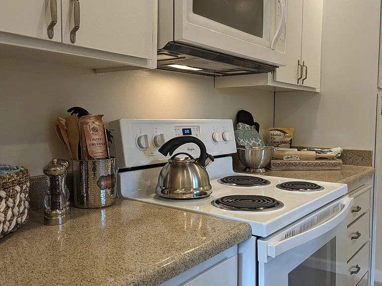Live Oak Apartments — Photo 41