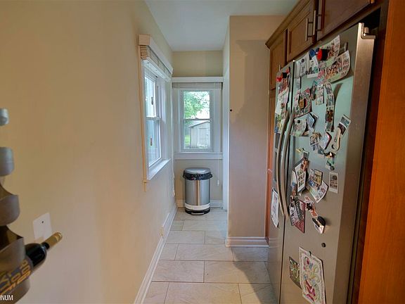 3rd image of 564 Stratford Rd