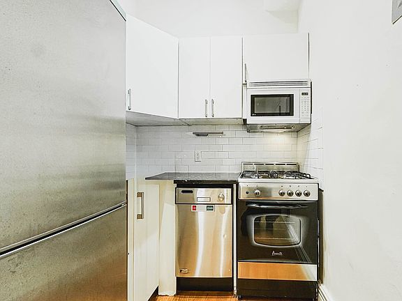 2nd image of 338 E 55th St #3E