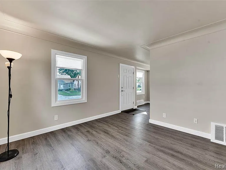 24717 New York St — Photo 23