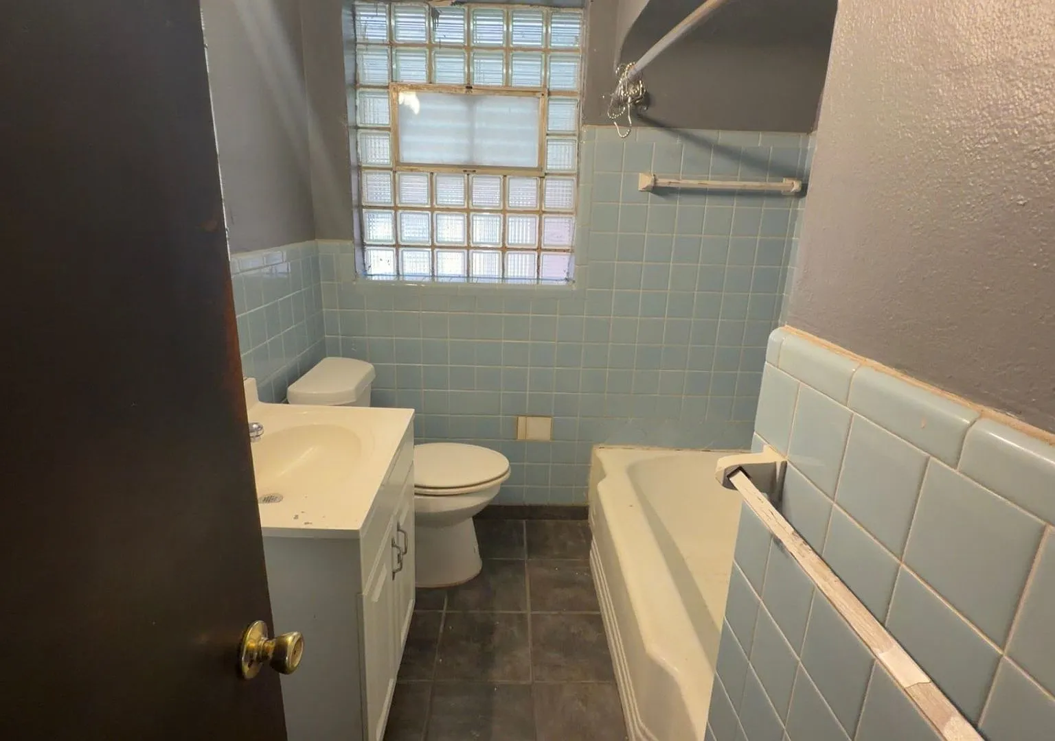 Beautiful 2 Bed 1 Bath For Rent! — Photo 4