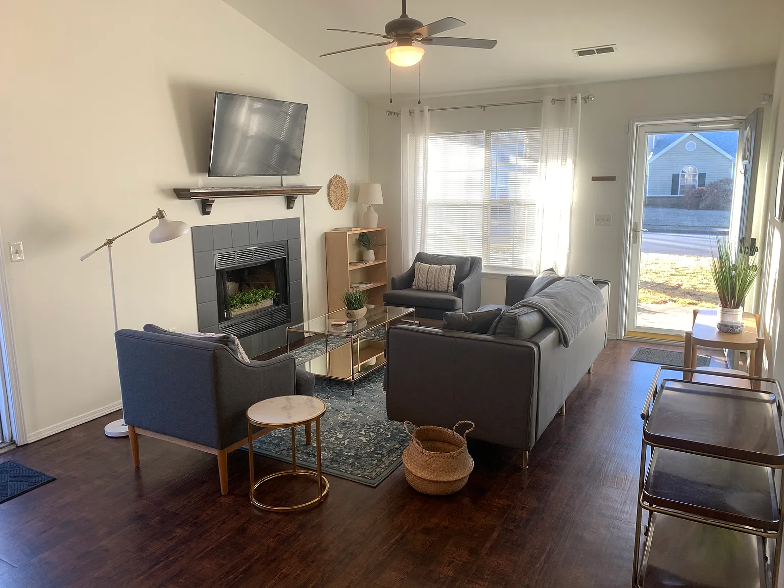 2 bed, 949 sqft, $1,500 — Photo 2