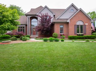 37223 Seabrook Dr, Livonia, MI 48152