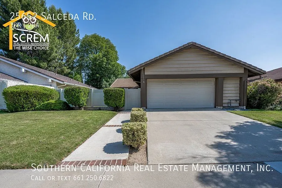 Single Story Three Bedroom Home in Valencia — Photo 1