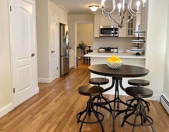 Immaculate eat-in kitchen