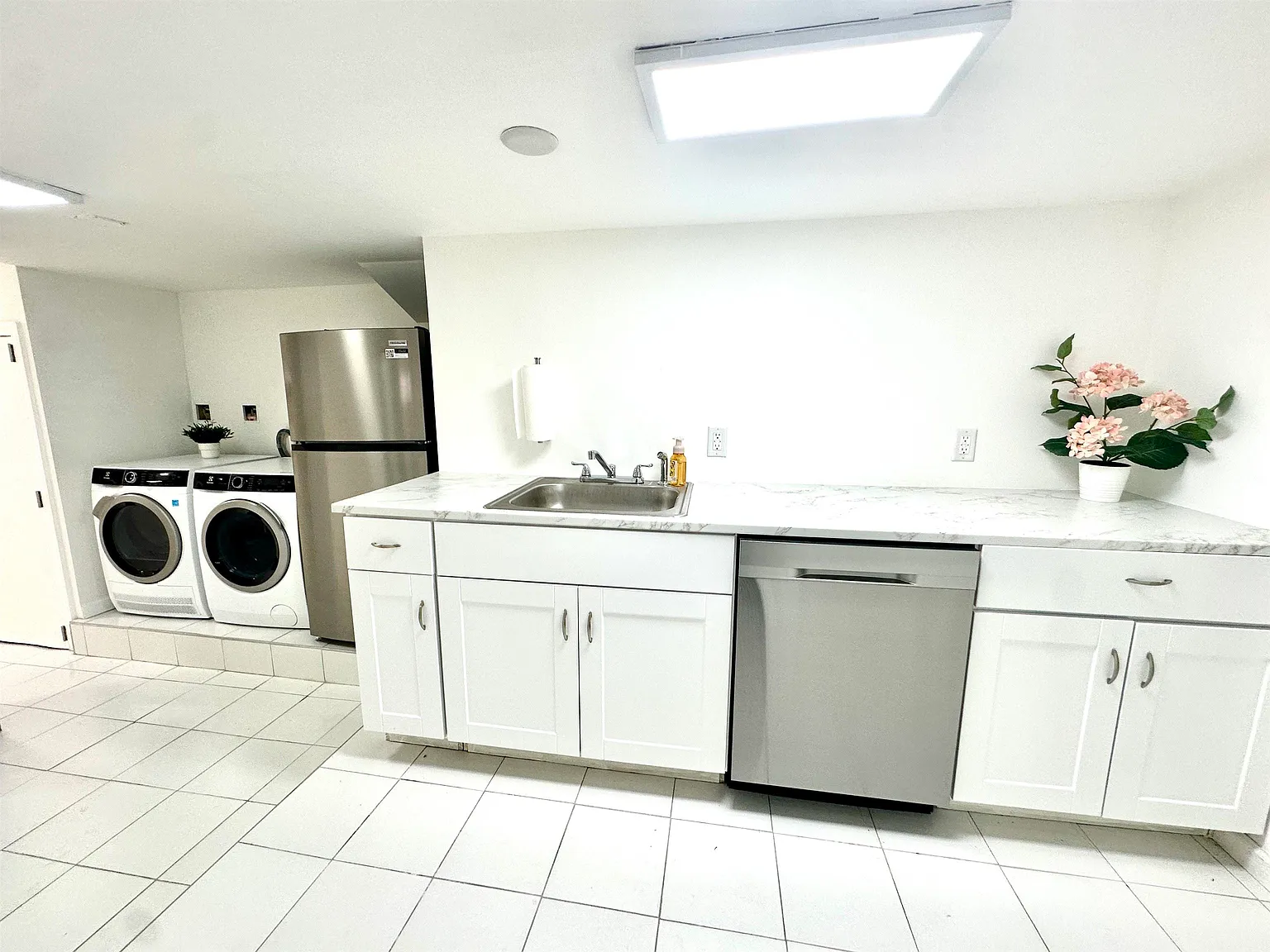 4 bed, 2.0 bath, $2,999 — Photo 2