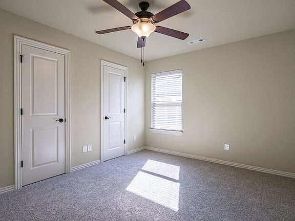 3rd image of 921 Sassafras Ln