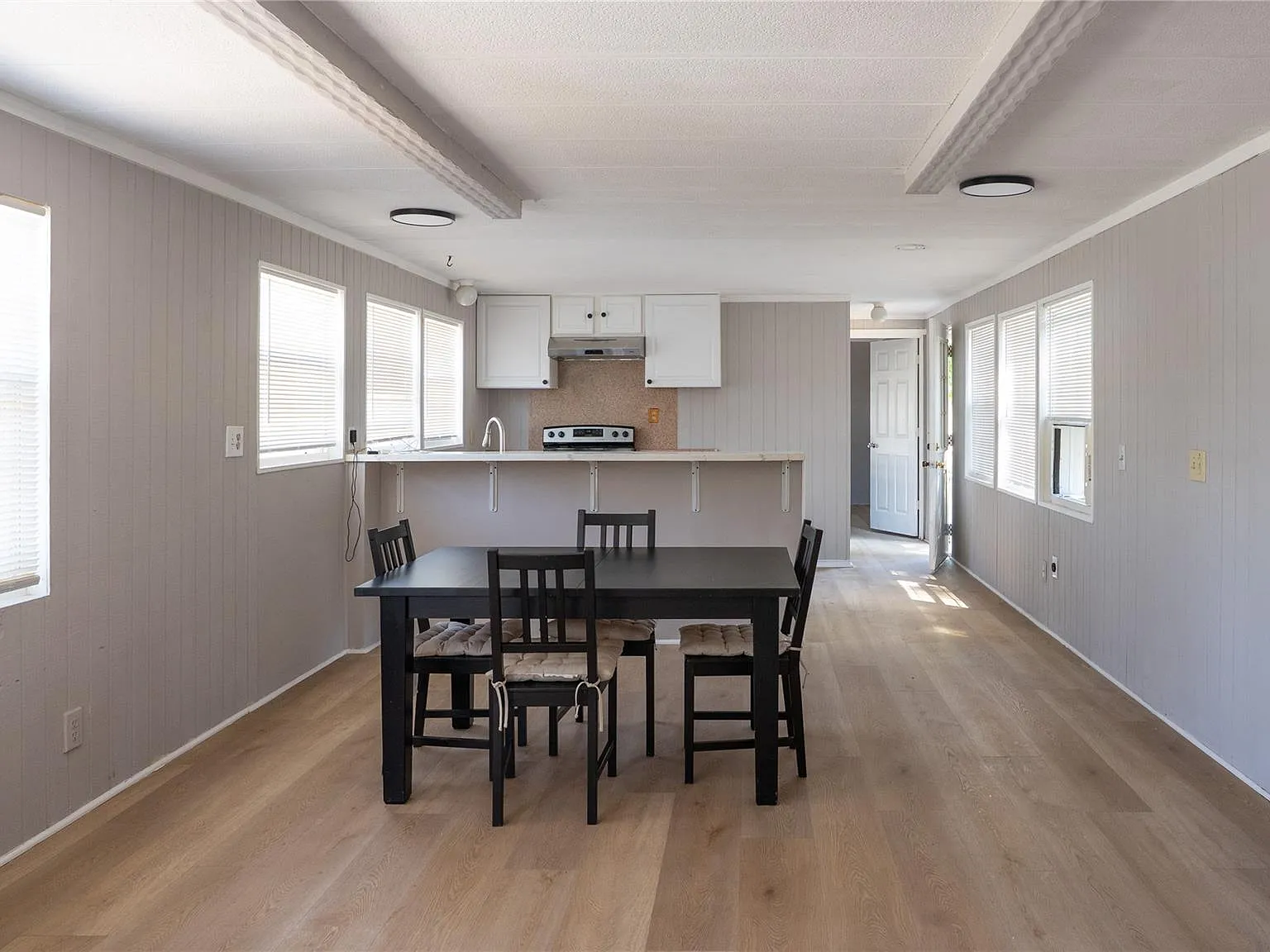 2 bed, 2.0 bath, 888 sqft, $1,250 — Photo 2