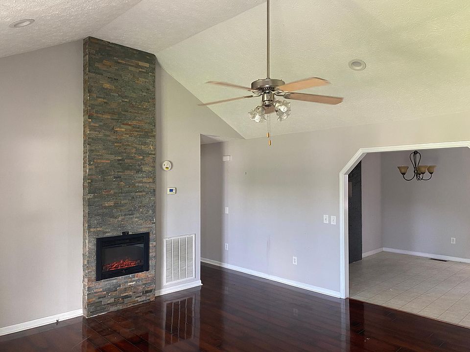 1st image of 107 S Wood Ln