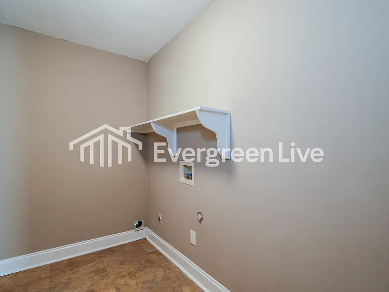 121 Davis Ave — Photo 12