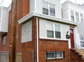 6935 Chelwynde Ave, Philadelphia, PA