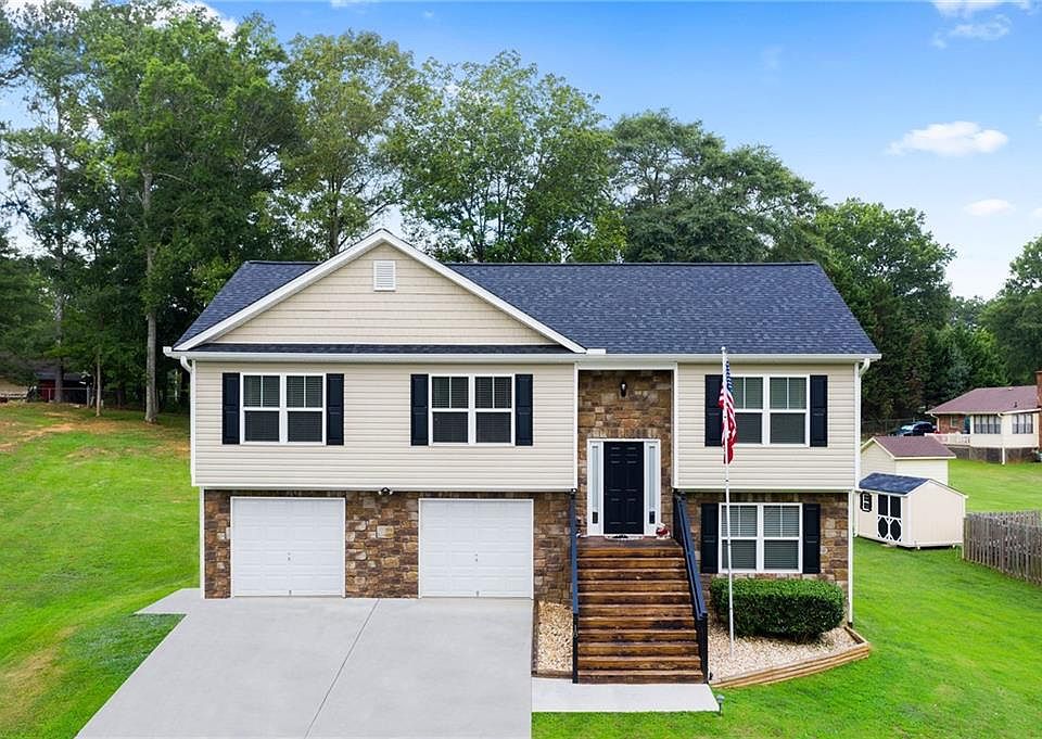 1st image of 18 Lantern Cir SE