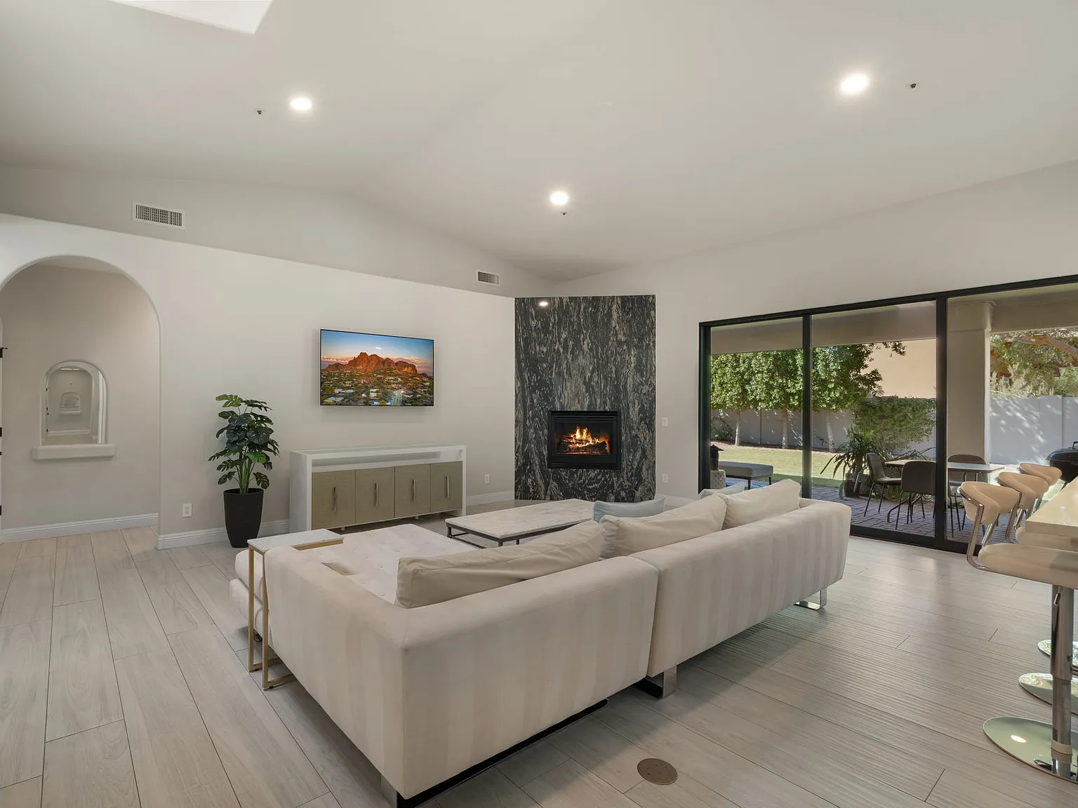 5 bed, 3475 sqft, $6,995 — Photo 3