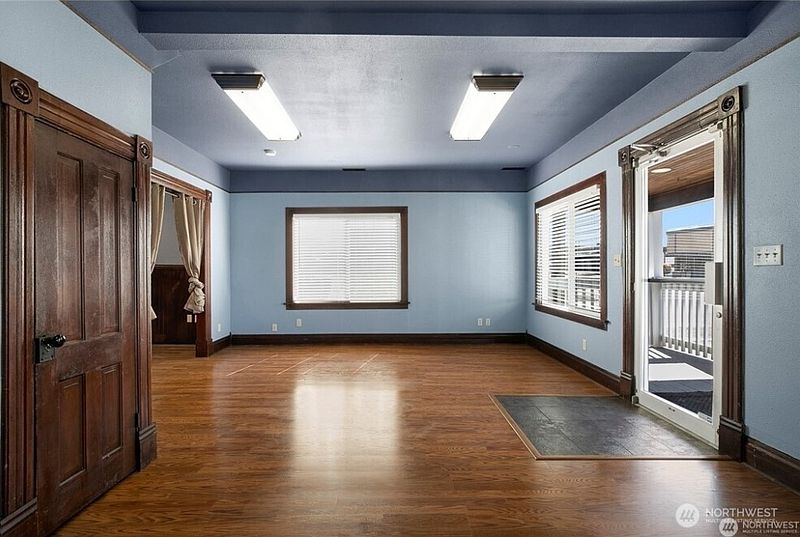 3rd image of 623 W Market Street