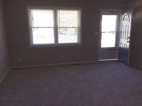 3rd image of 837 Crowden Dr