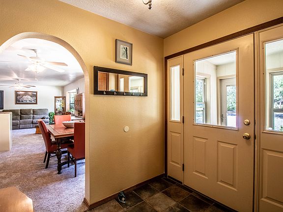 4th image of 921 Deer Trail St