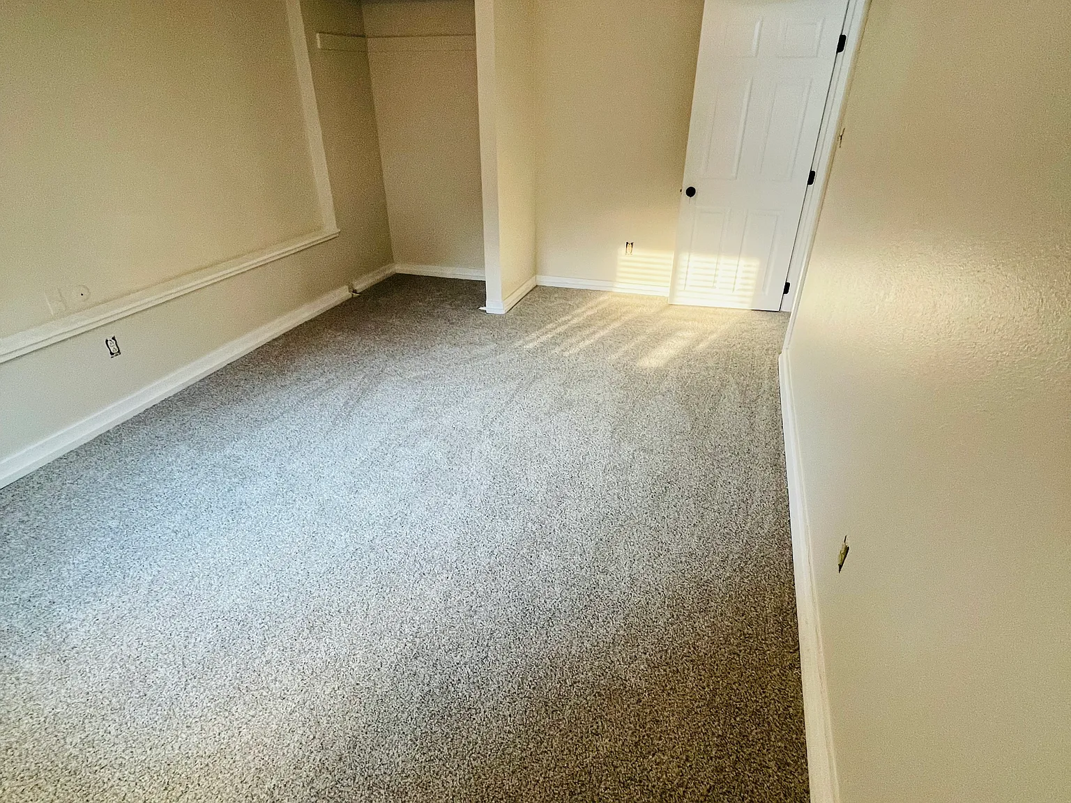 6 bed, 4094 sqft, $900 — Photo 1