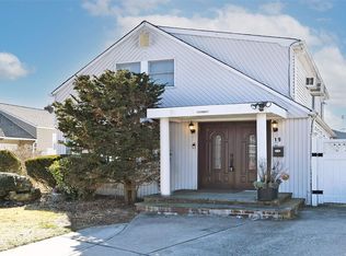 19 Seth Ln, Hicksville, NY 11801