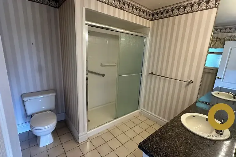 1192 Chartwell Cres #1A — Photo 9