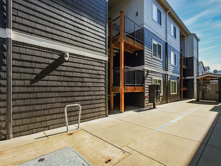 Lombard Apartments — Photo 15